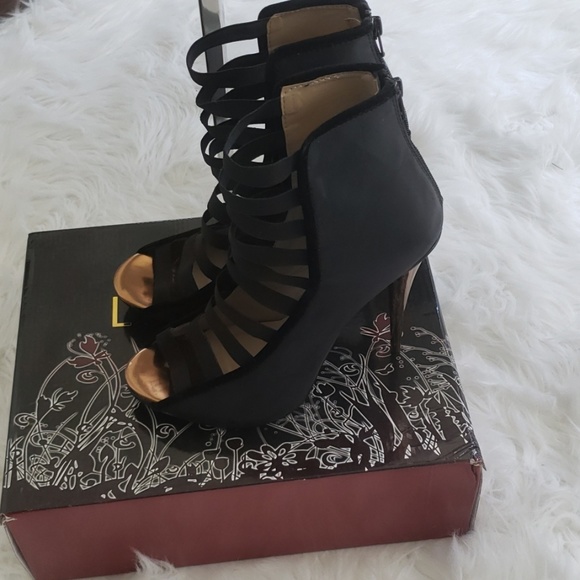Shoes - Boot/heels